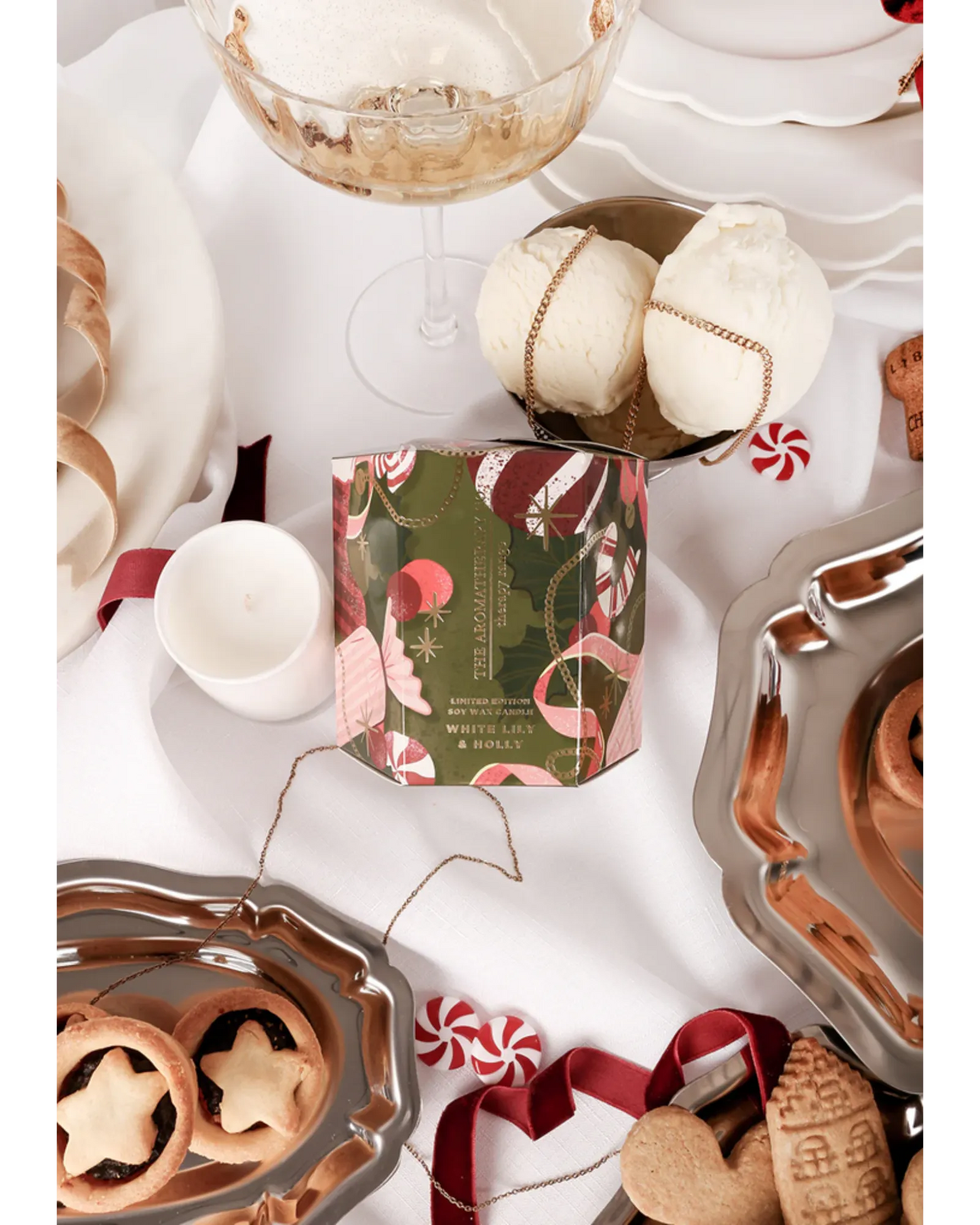 The Festive Collection White Lily & Holly Scented Candle 80g